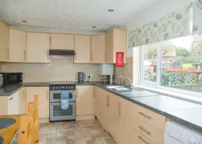 Comfy 3-Bed House for a Quiet Stay in Stevenage - Image 4