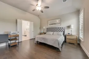 Spacious Living Room & Master | King Bed | Fenced - Image 5