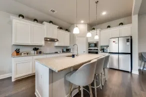 Spacious Living Room & Master | King Bed | Fenced - Image 2