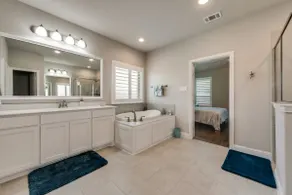 Spacious Living Room & Master | King Bed | Fenced - Image 3