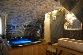 Unusual accommodation with private Jacuzzi Millau - Image 3