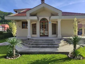 Cheerful 4-bedroom villa with free parking spot - Image 2