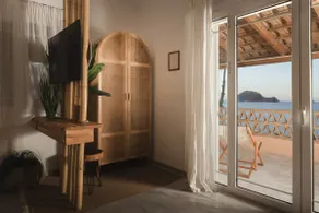 Private Studio Apartment, Unique Location - Sea View - Image 2