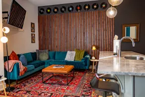 East Nash Retro TH! Min. to Broadway Rooftop Patio - Image 3