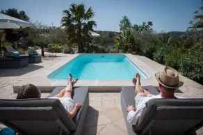 One bedroom luxury apartment with pool view - Image 3