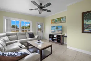 Ideal location - 2bed/1bath near the beach & shops - Image 5