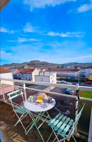 Central 2-bedroom apartment, balcony, parking, nice view - Image 4