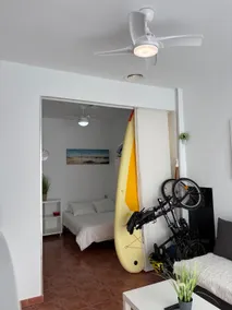 La Manga km 0, pisos estudios - planta baja - 100m de la playa - studio flats - ground floor - 100m from the beach, cada con bicis & tabla SUP, piscina & pádel & tenis & más - each with bikes & SUP board, pool & paddle & tennis & more - Image 5