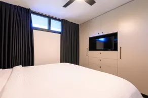 Deluxe Apartment with Private Garden - Image 3