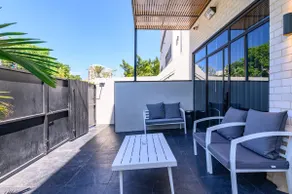 Deluxe Apartment with Private Garden - Image 4