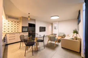 Deluxe Apartment with Private Garden - Image 2