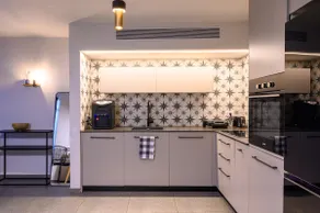 Deluxe Apartment with Private Garden - Image 5