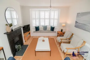 Stylish Coastal 3 Bed Haven - Close to town - Image 5