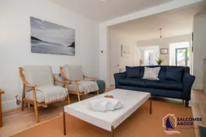 Stylish Coastal 3 Bed Haven - Close to town - Image 2