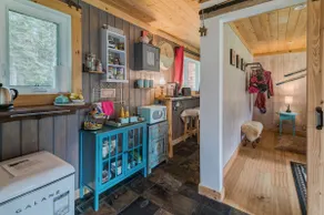 ‘The Hideaway’ adorable and charming guest suite - Image 4
