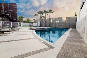 Spacious House with Pool | Ideal for Groups (10) - Image 4