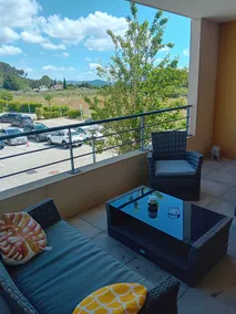 Superb 2-bedroom apartment with private parking - Image 4