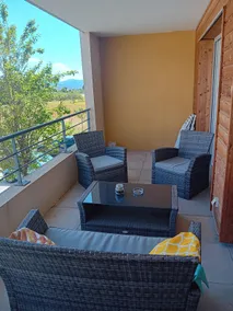Superb 2-bedroom apartment with private parking - Image 3