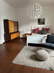 Apartment with a large garden and lake view - Image 4
