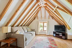 Charming thatched cottage near New Forest - Image 3