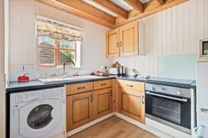Charming thatched cottage near New Forest - Image 4