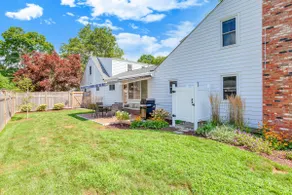 7 Min Walk from Water: Cheerful 4 Bedroom Home - Image 5