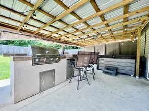 3 bedroom home w/ privately fenced yard + hot tub. - Image 3