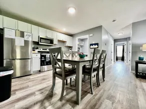 3 bedroom home w/ privately fenced yard + hot tub. - Image 2