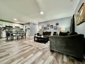 3 bedroom home w/ privately fenced yard + hot tub. - Image 5