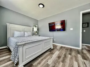 3 bedroom home w/ privately fenced yard + hot tub. - Image 3