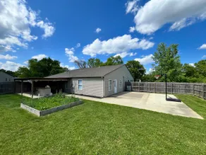 3 bedroom home w/ privately fenced yard + hot tub. - Image 5