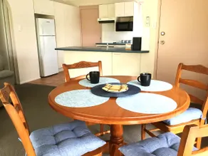 Cheerful 2 Bedroom home in Town Centre near Beach. - Image 5