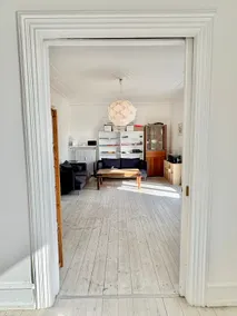 90m2, 2-bdr apartment with elevator - Image 4