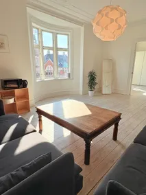 90m2, 2-bdr apartment with elevator - Image 2