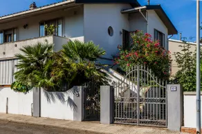 Large Apartment with private garden, barbecue, A/C - Image 5