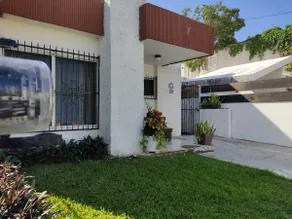 Centrally located house near Mercado 28 - Image 3