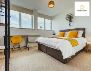 Modern 2BR Flat| Free Parking| Sleeps 4| Fast WIFI - Image 2