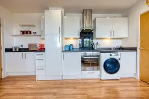 Modern 2BR Flat| Free Parking| Sleeps 4| Fast WIFI - Image 5