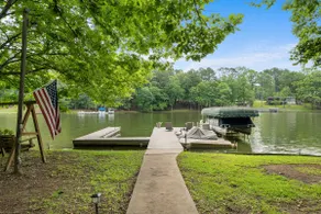 Beautiful Updated Lake House w/ private deep water dock - Image 2