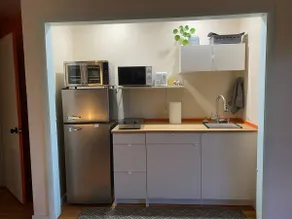 Central, Unique Mid-Century Studio - Image 4