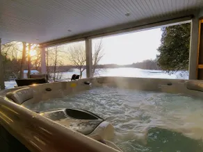 Waterfront 6 bedroom Cottage Hot Tubs and Fishing - Image 5