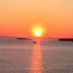 Modern cabin with boat ocean view & beautiful sunsets - Image 3