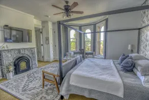 Private 3 Room Suite in Historic Downtown - Image 4