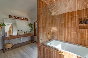 * New * Modern Chic Studio /soaking tub/ bike path - Image 2