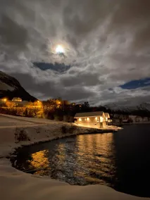 Great waterfront house in beautiful surroundings and private beach line - Image 3