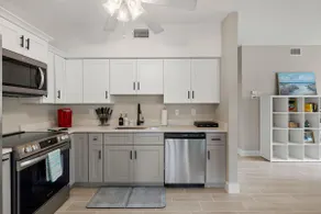 Modern 2 bed/1 bath duplex, close to everything. - Image 3