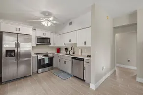 Modern 2 bed/1 bath duplex, close to everything. - Image 2