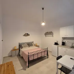Traditional Holiday Room-Traditional Studio - Image 3