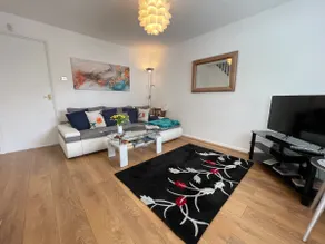 Riverside 2 Bedroom Townhouse with Car Charger - Image 3