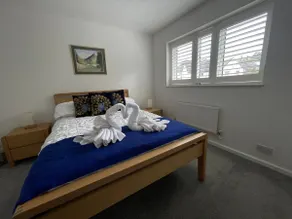 Riverside 2 Bedroom Townhouse with Car Charger - Image 5